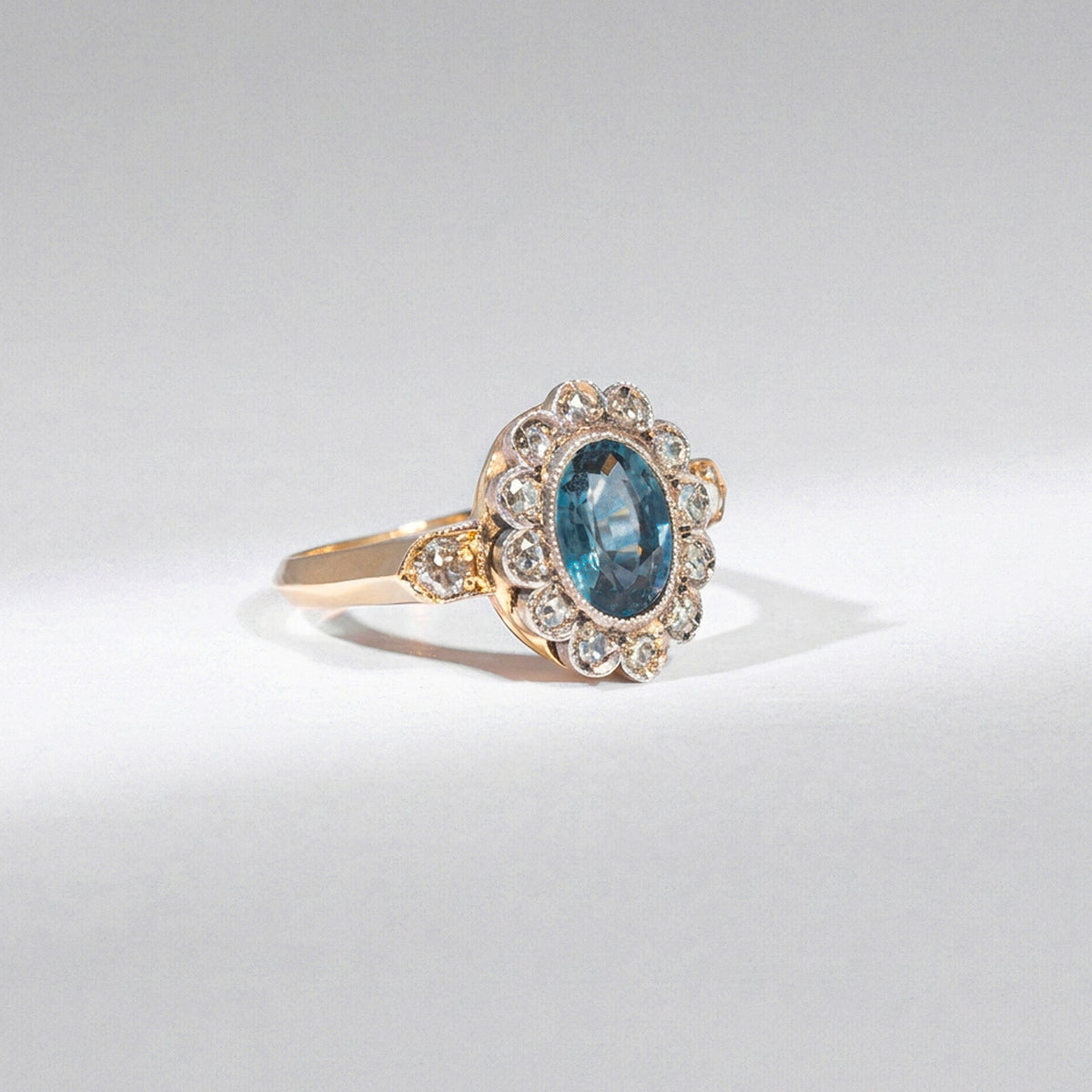 Art Déco Saphir Ring „Ocean Blue“ – 14K Gelbgold &amp; Rosenschliff-Diamanten