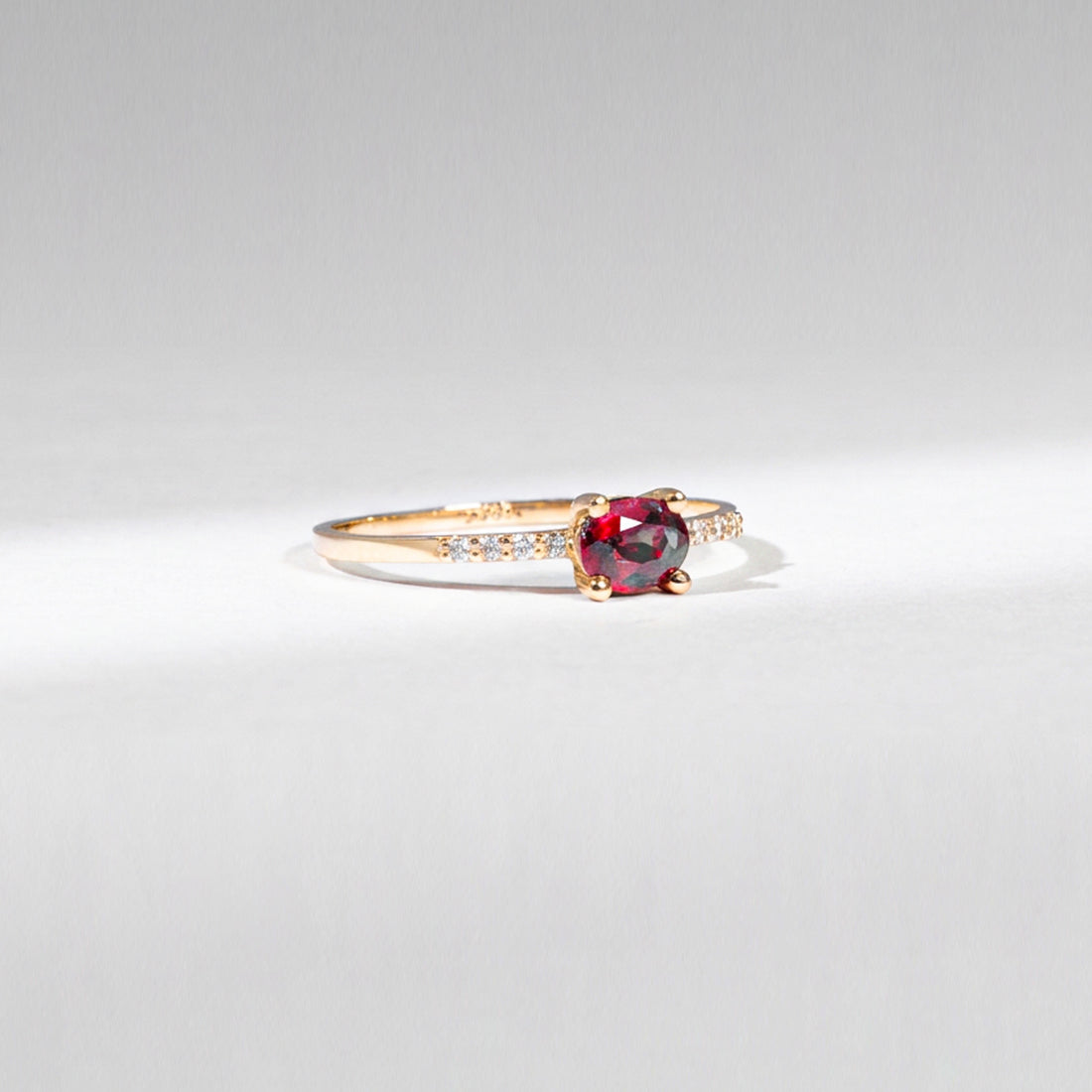 Rubin Ring Unikat – 14K Gelbgold mit Rubin & Naturdiamanten