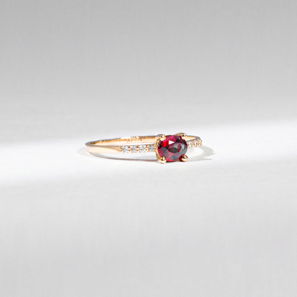 Rubin Ring Unikat – 14K Gelbgold mit Rubin &amp; Naturdiamanten
