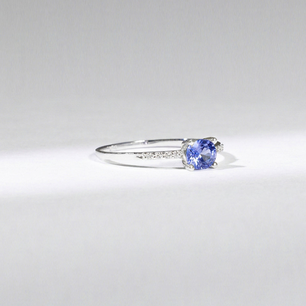 Saphir Ring Unikat – 14K Weißgold mit blauem Saphir &amp; Naturdiamanten