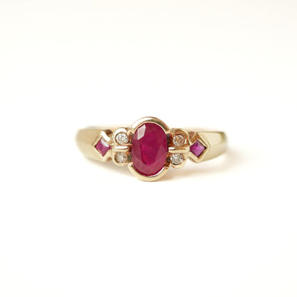 Vintage Ring ovaler Rubin und Diamanten