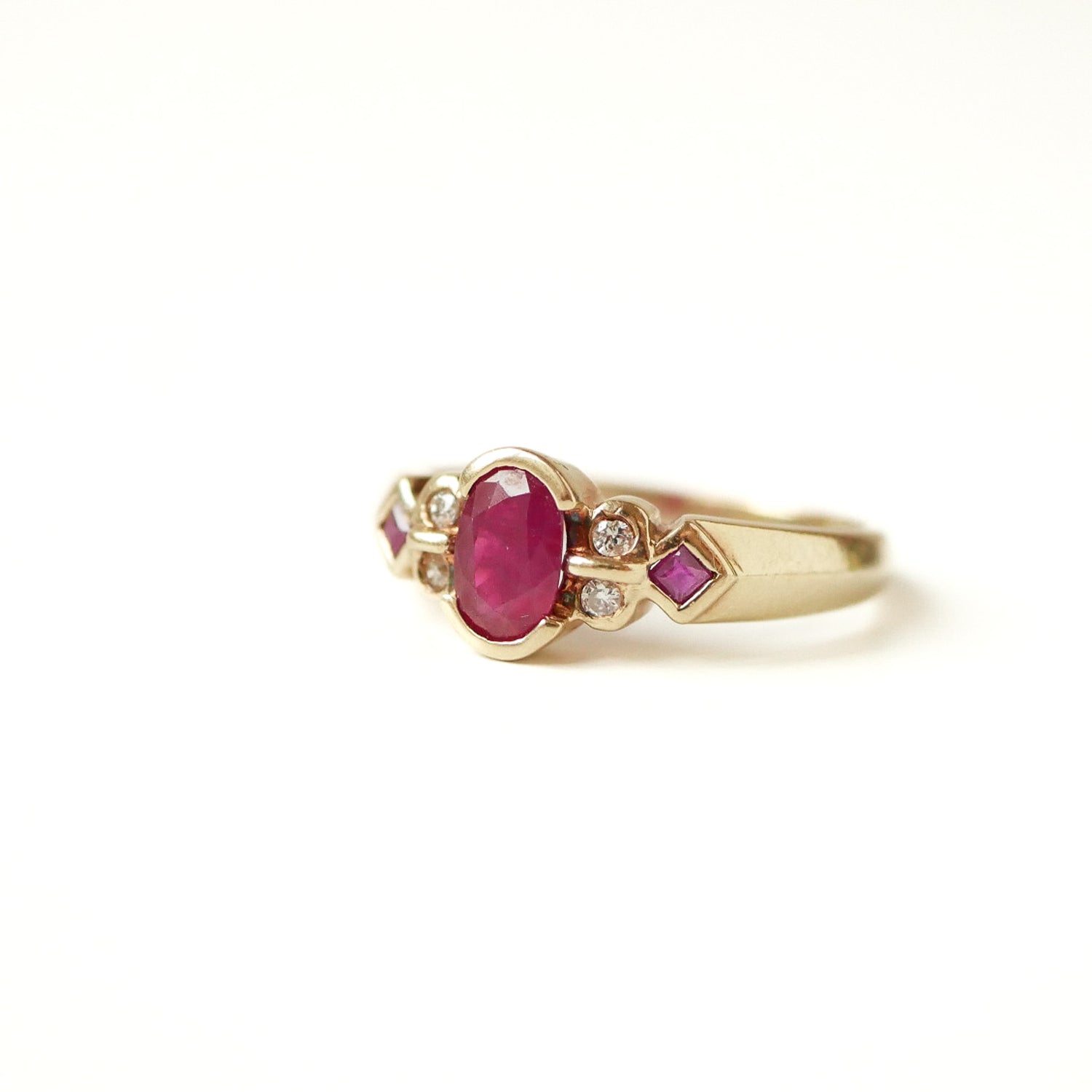 Vintage Ring ovaler Rubin und Diamanten