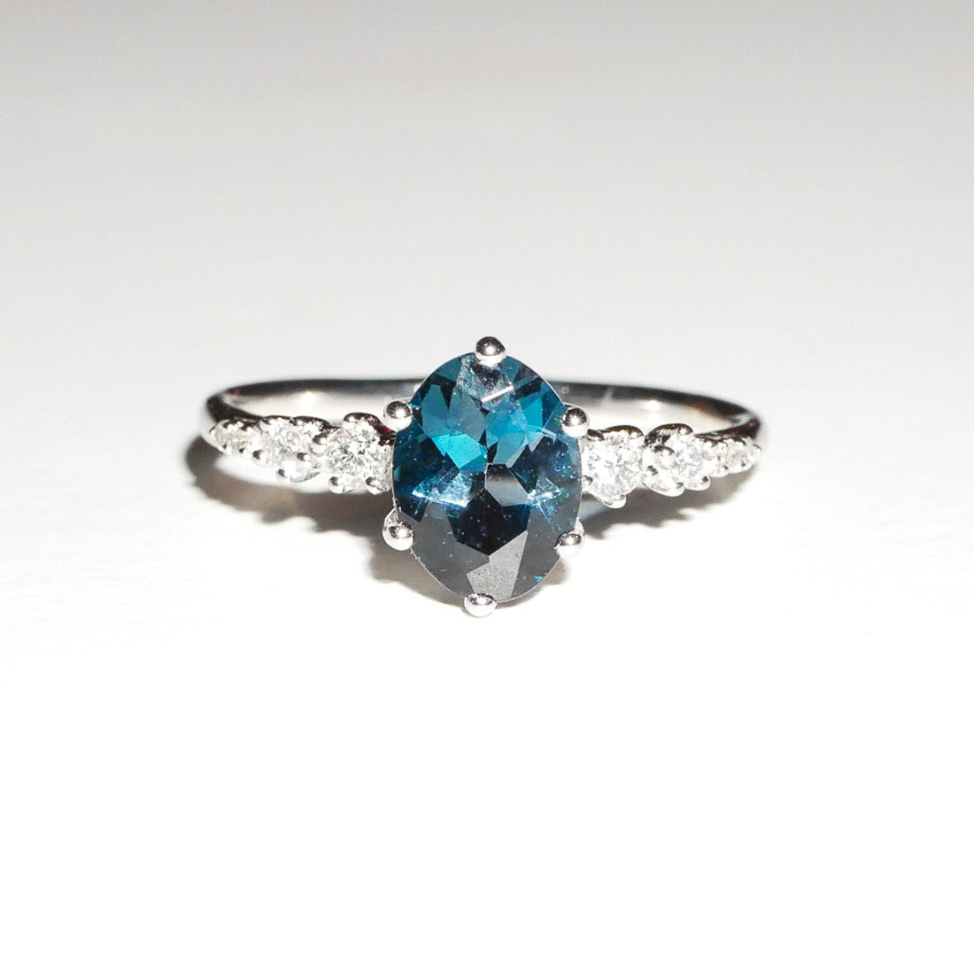 Ring London blue Topas, Diamanten