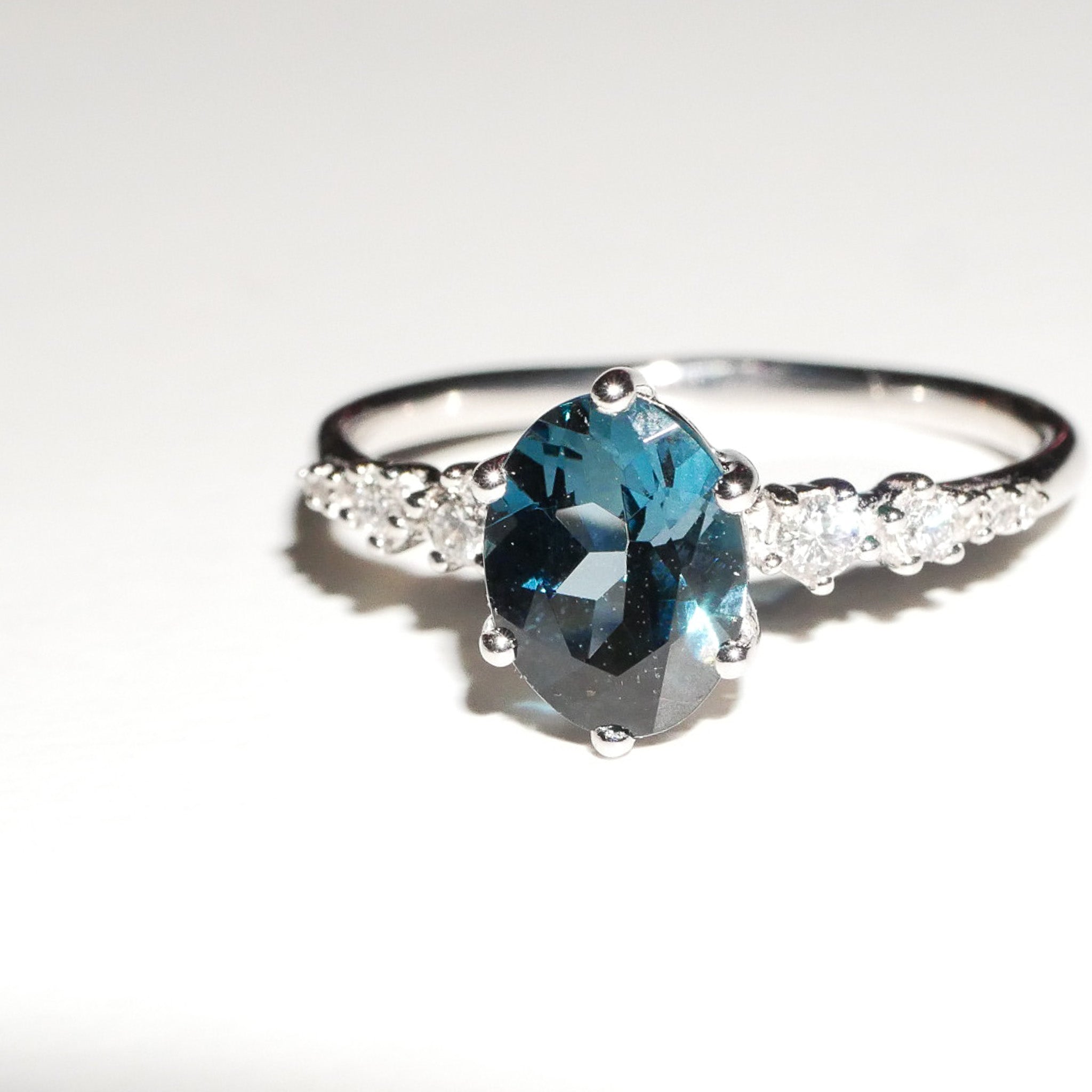 Ring London blue Topas, Diamanten