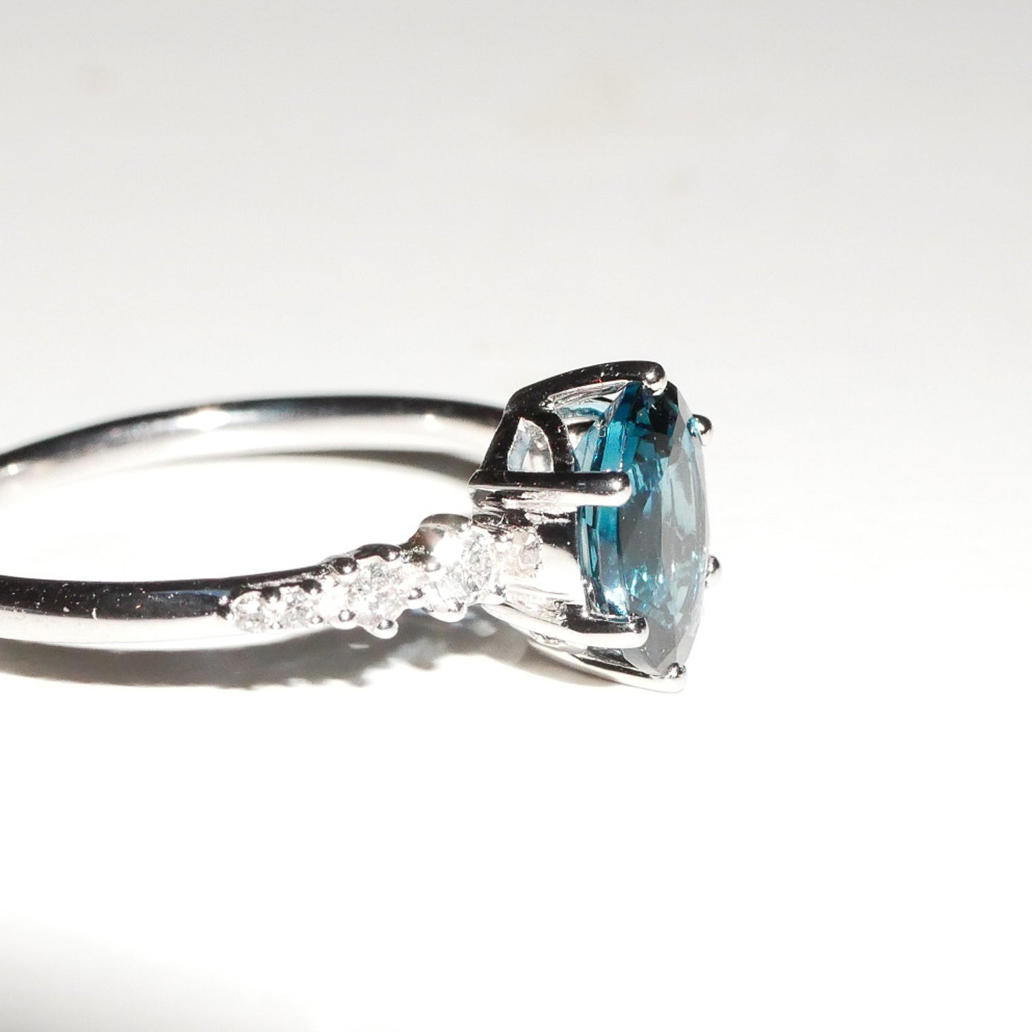 Ring London blue Topas, Diamanten