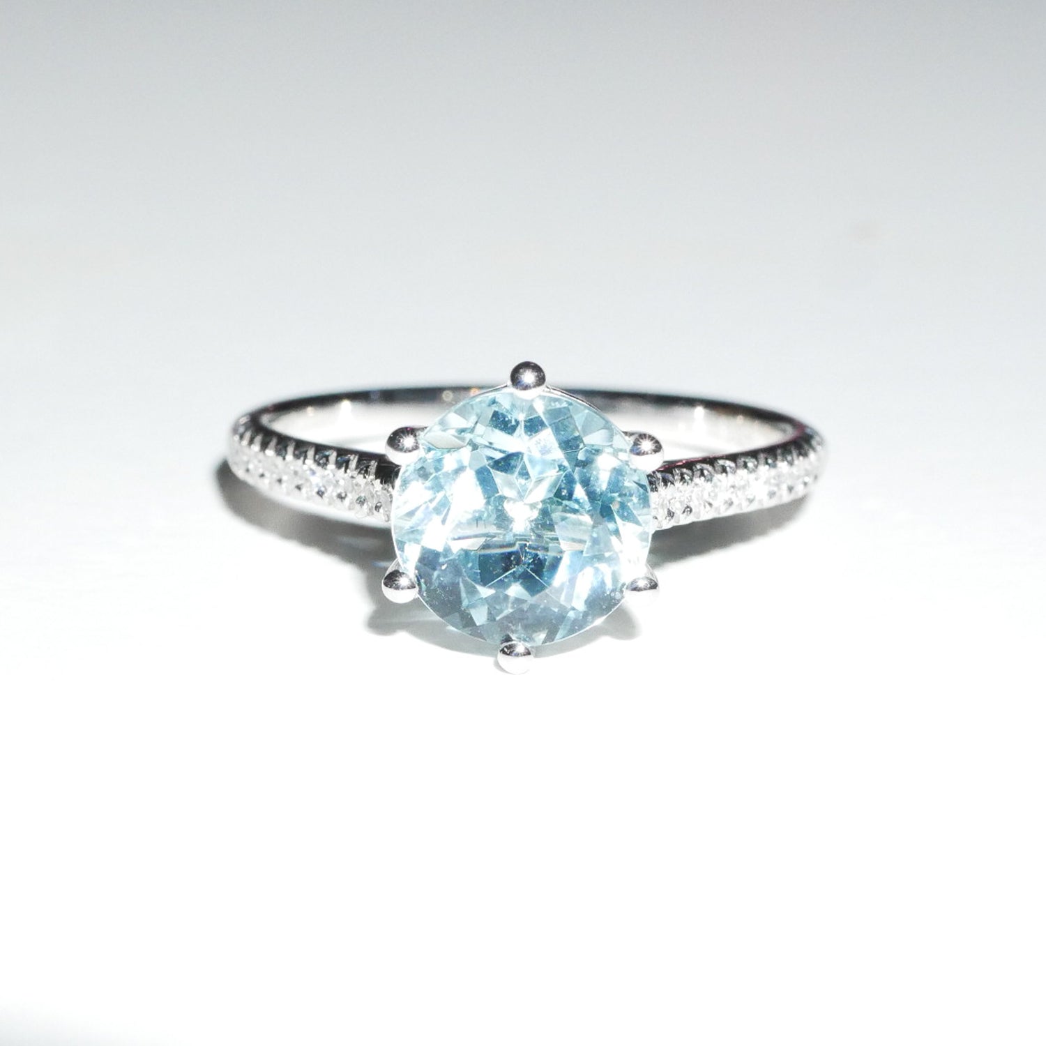 Ring Aquamarin und Diamanten