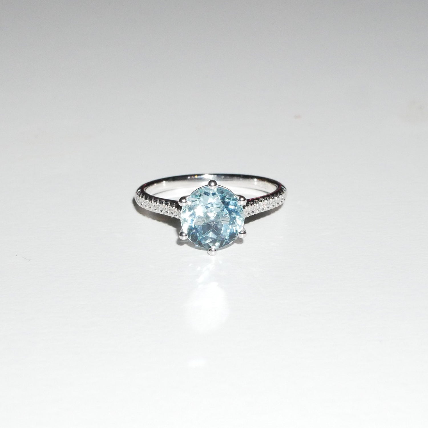 Ring Aquamarin und Diamanten