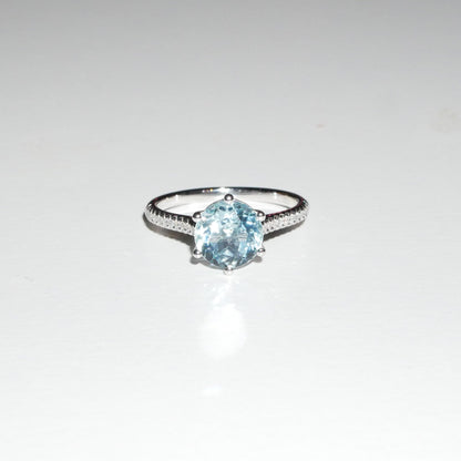 Ring Aquamarin und Diamanten