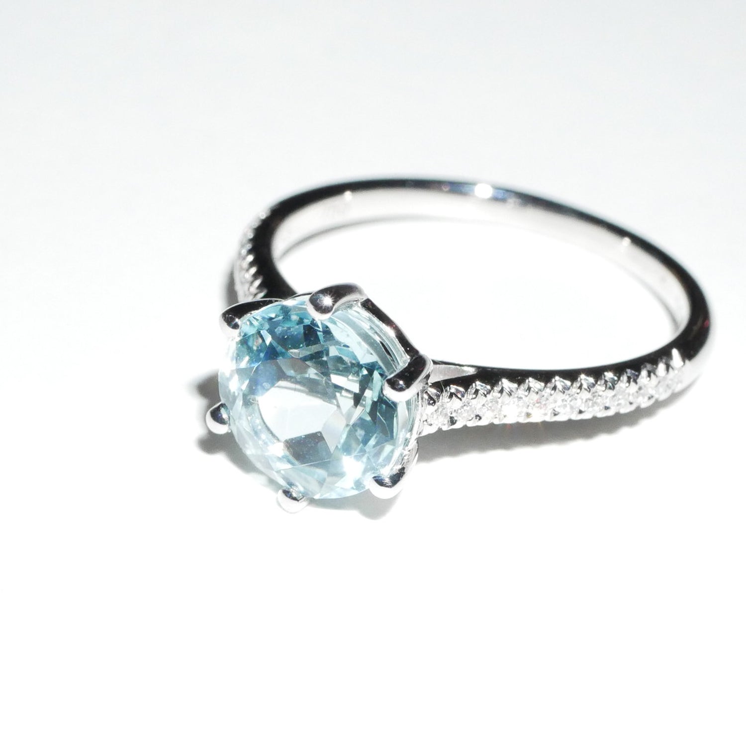 Ring Aquamarin und Diamanten