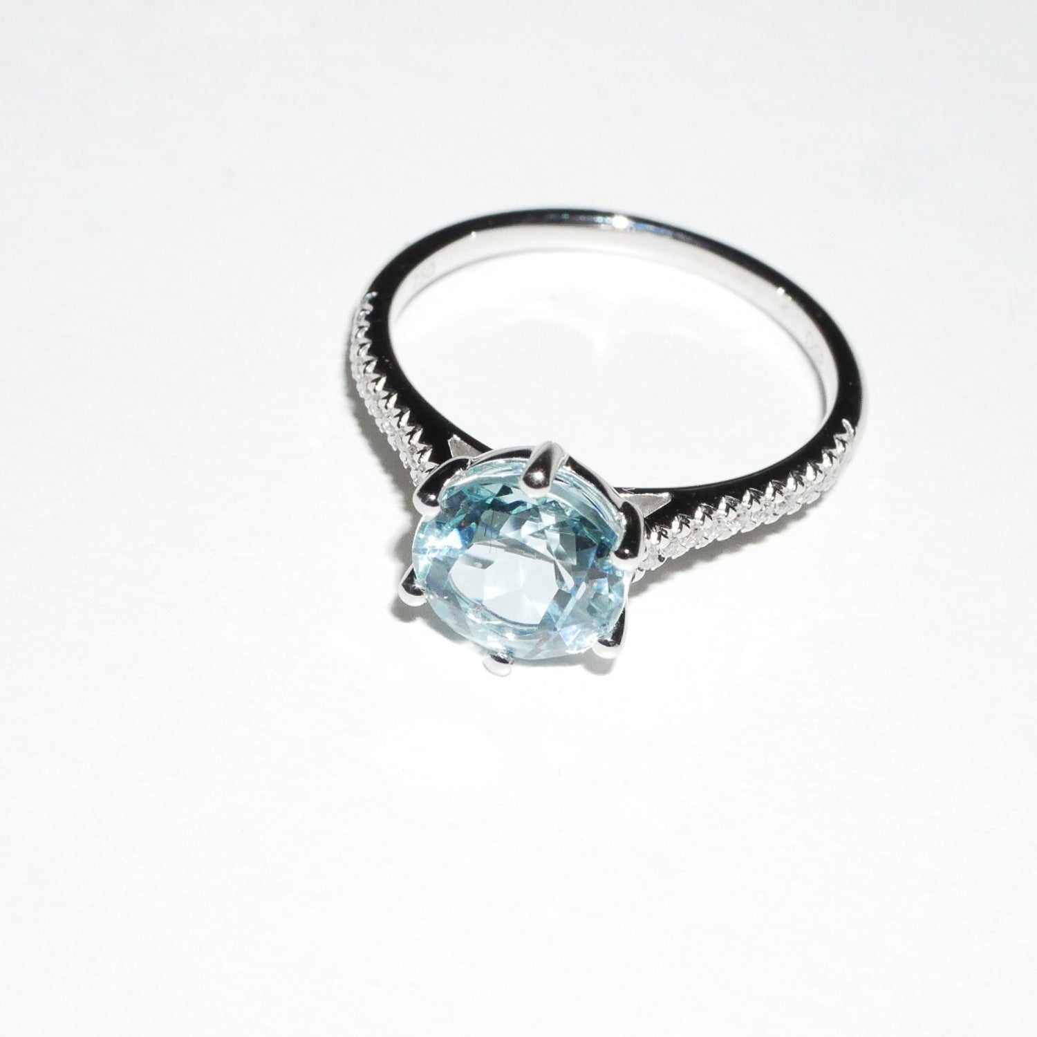 Ring Aquamarin und Diamanten