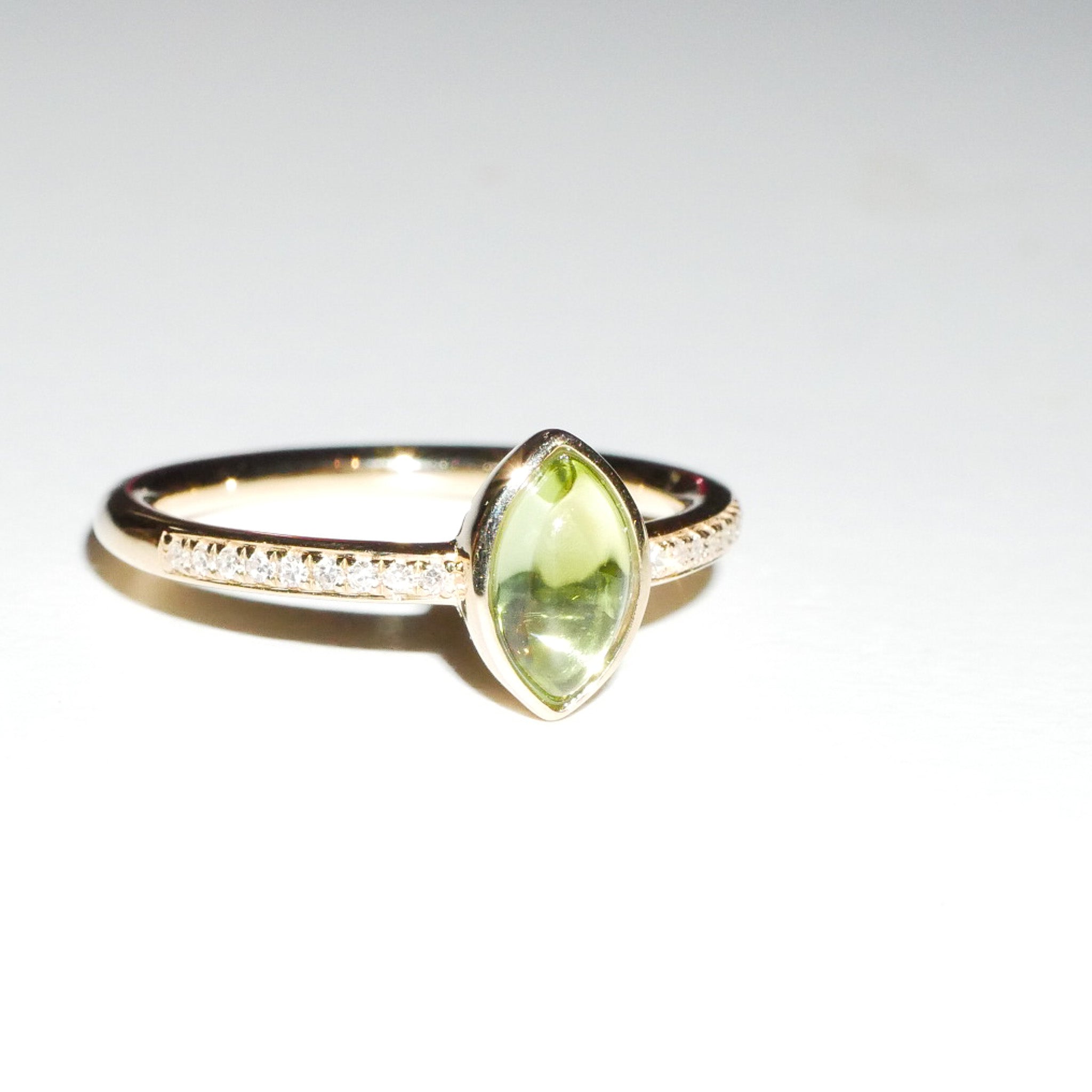 Ring Peridot Cabochon und Diamanten