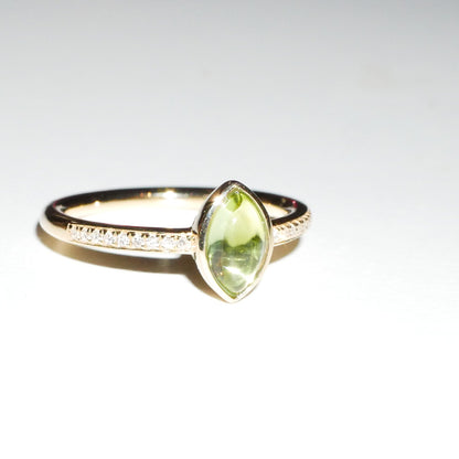 Ring Peridot Cabochon und Diamanten