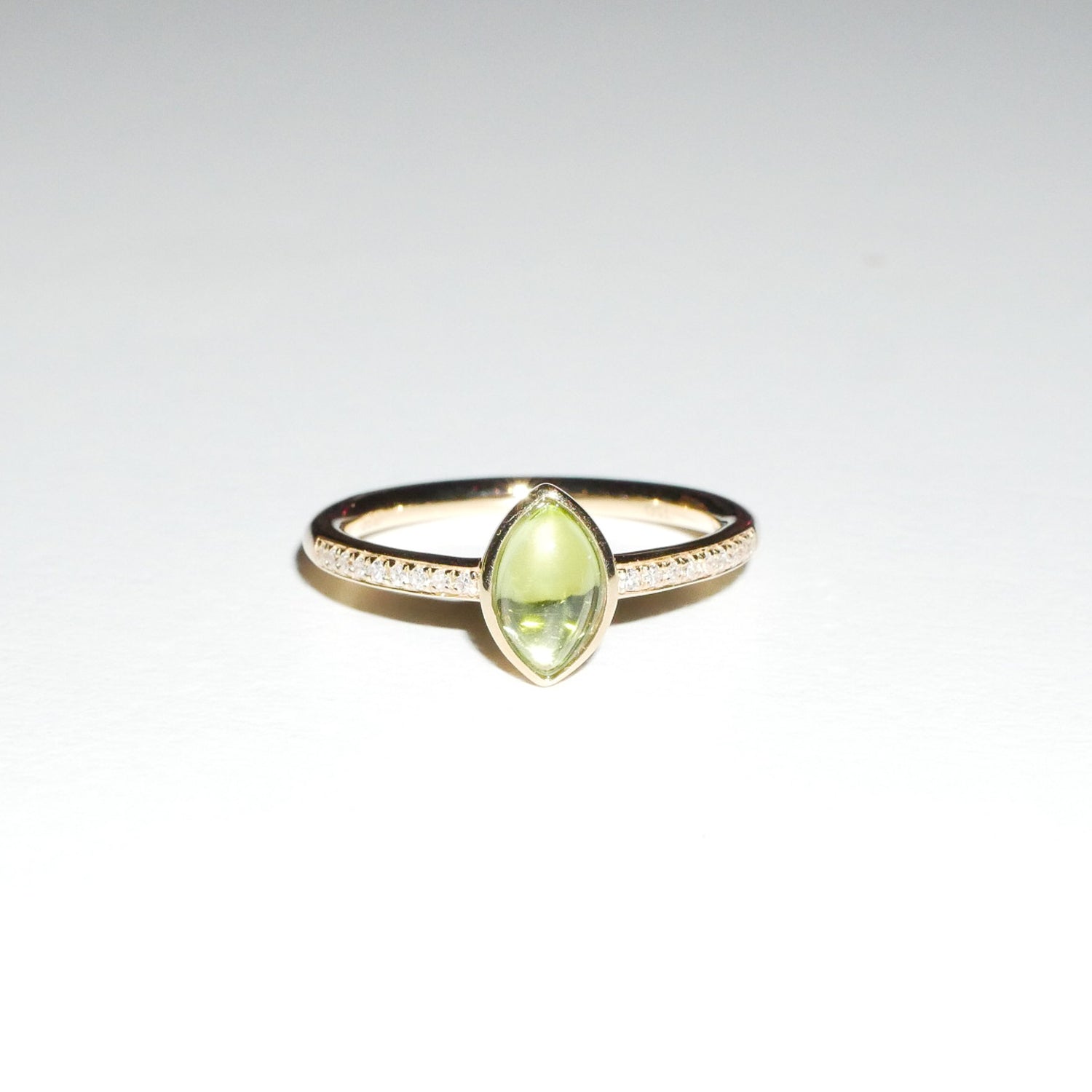 Ring Peridot Cabochon und Diamanten