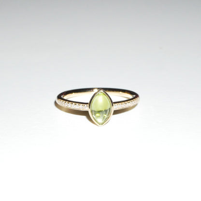 Ring Peridot Cabochon und Diamanten