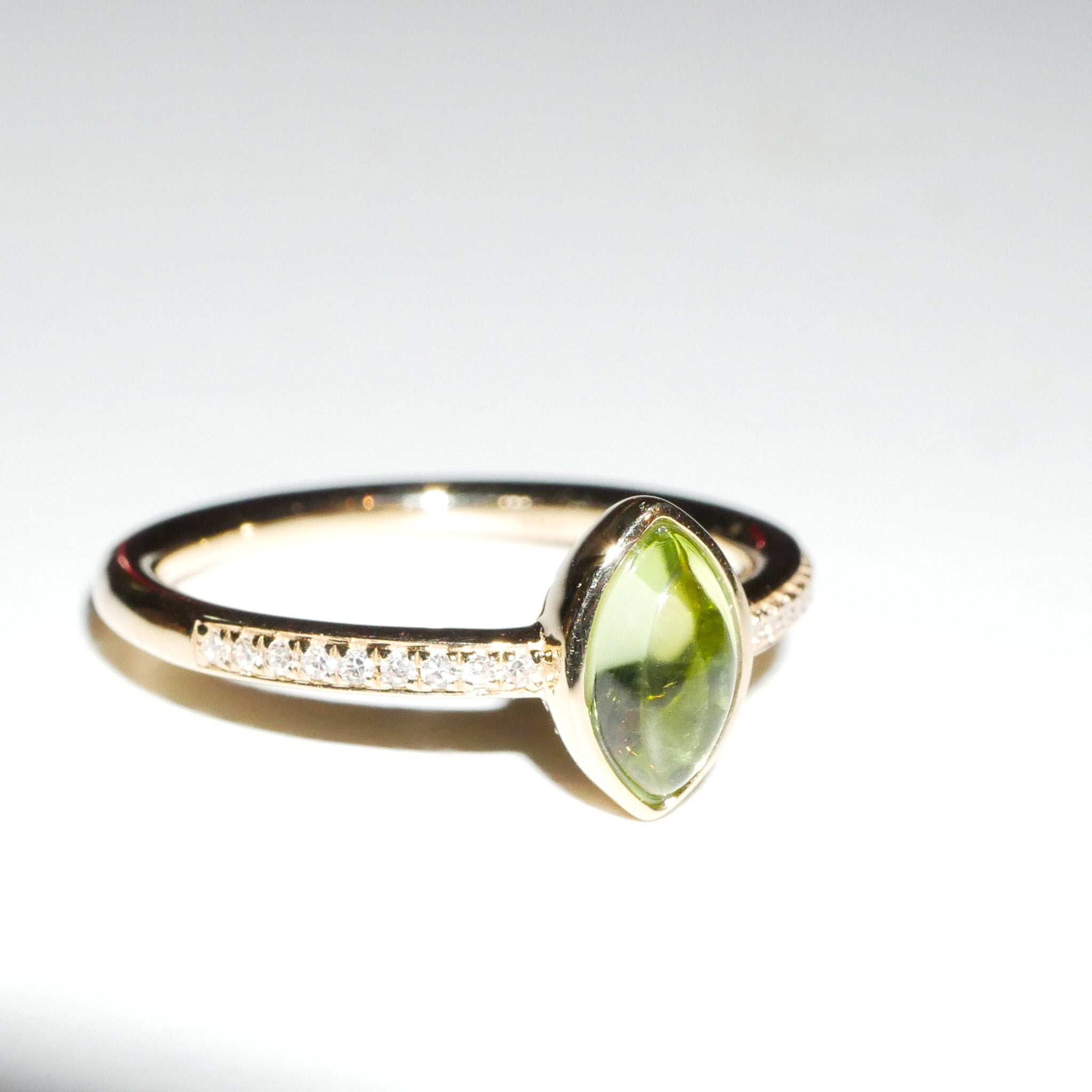 Ring Peridot Cabochon und Diamanten