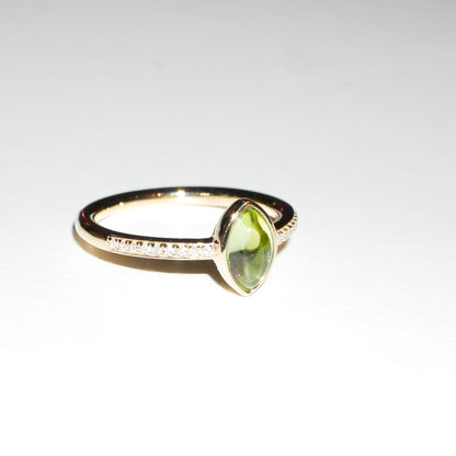 Ring Peridot Cabochon und Diamanten