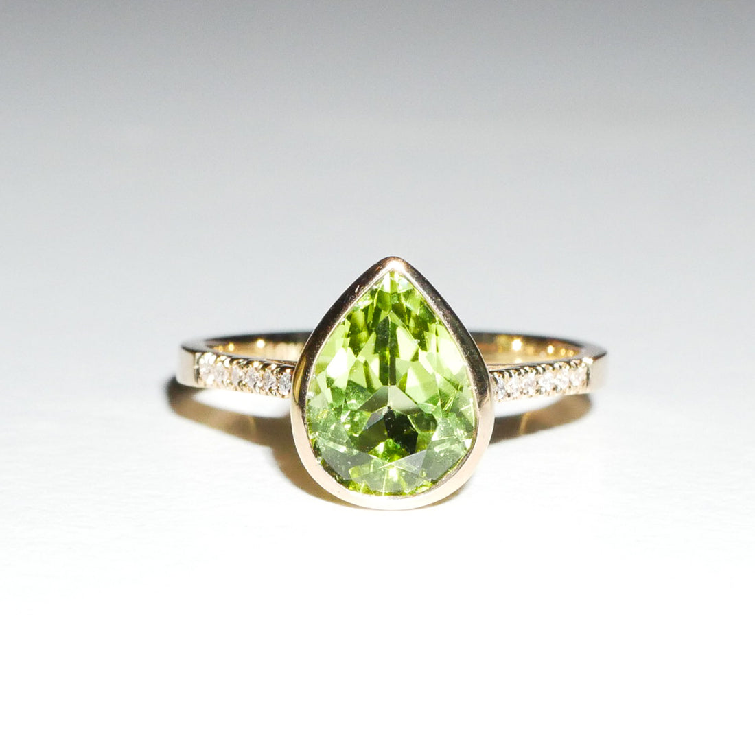 Ring Zargenfassung Peridot und Brillanten