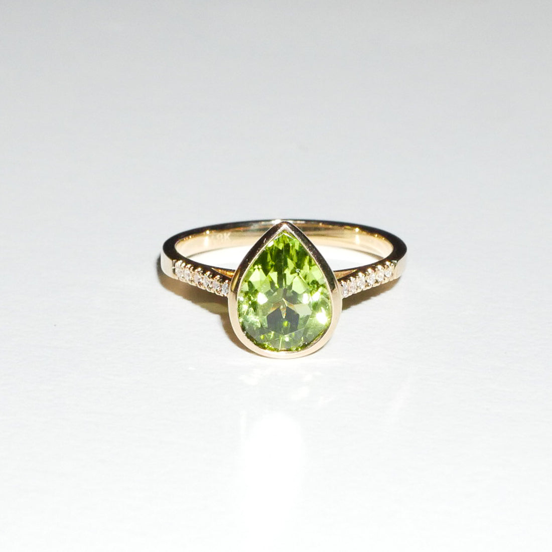 Ring Zargenfassung Peridot und Brillanten