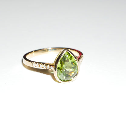 Ring Zargenfassung Peridot und Brillanten