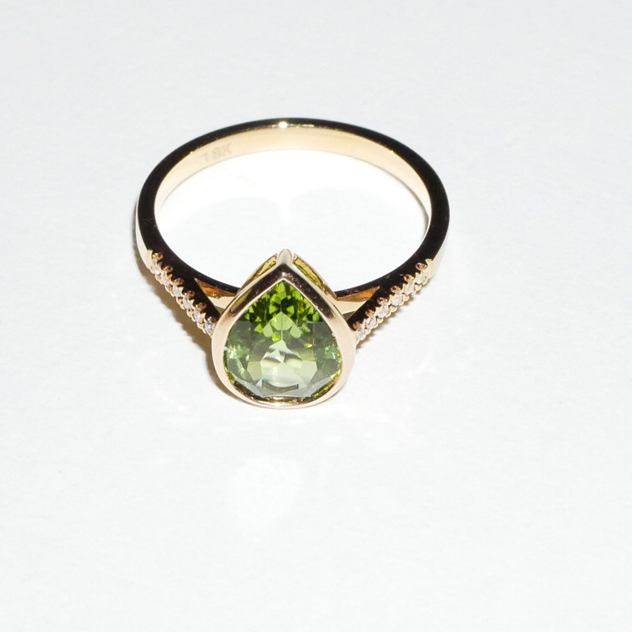 Ring Zargenfassung Peridot und Brillanten