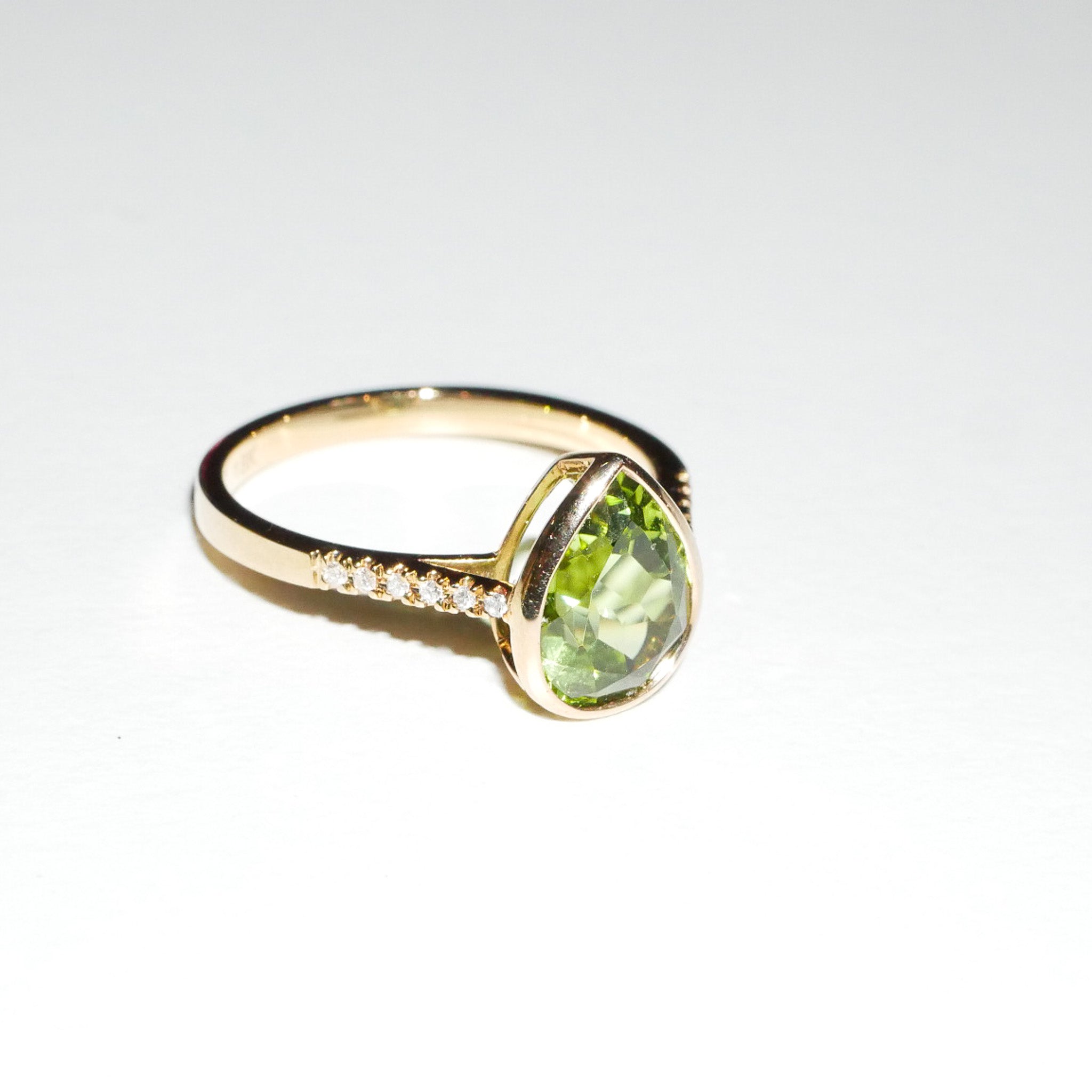 Ring Zargenfassung Peridot und Brillanten