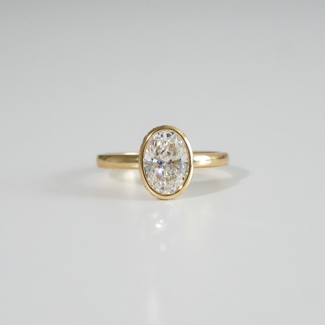 Verlobungsring ovaler Diamant in Zargenfassung