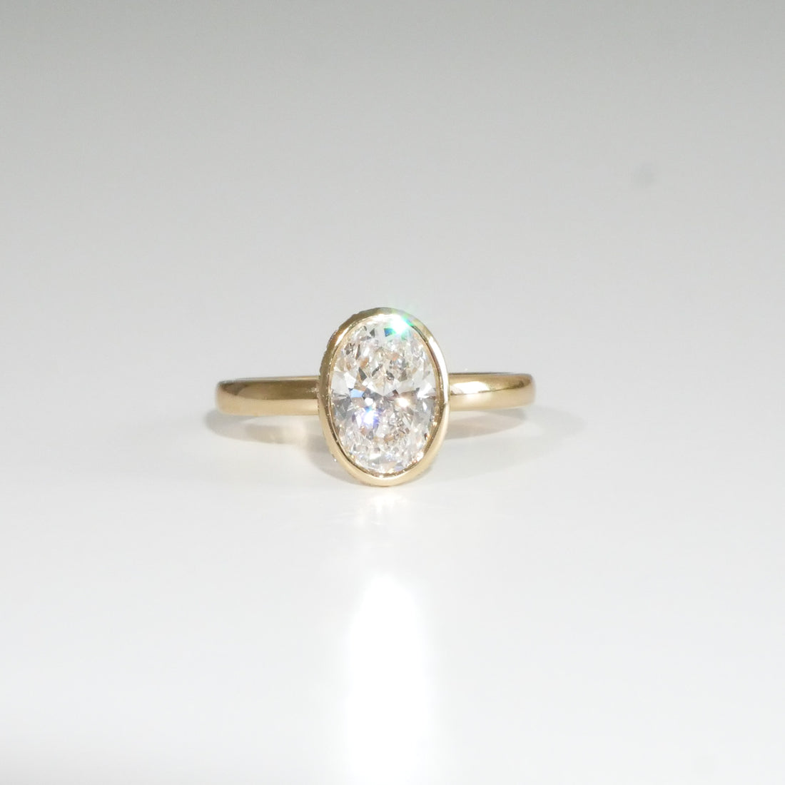 Verlobungsring ovaler Diamant in Zargenfassung