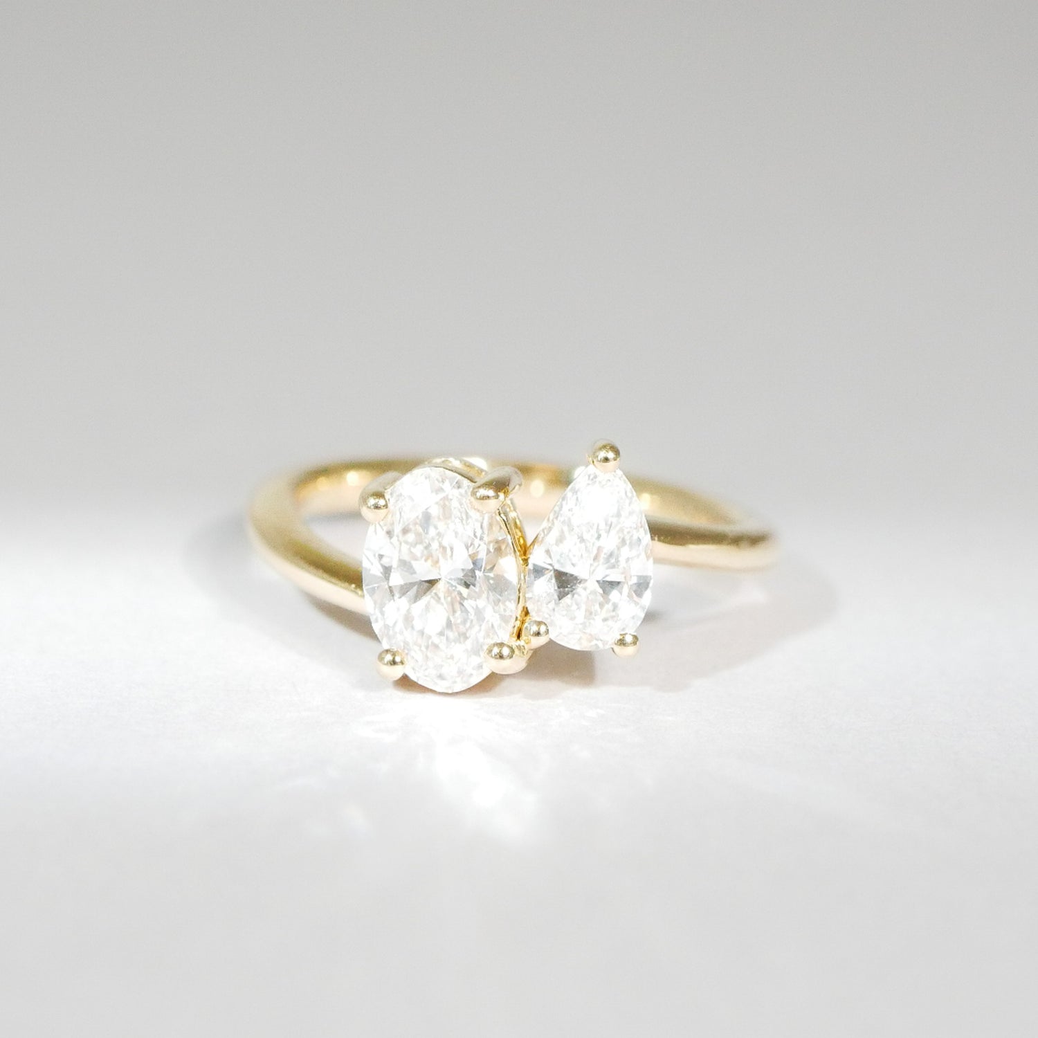 Ring 2 Diamanten Oval und Tear Cut