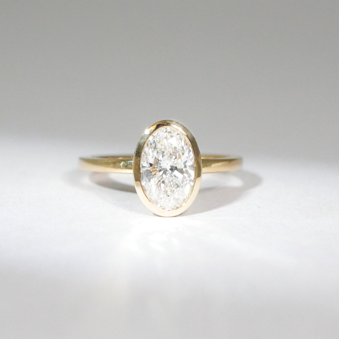 Verlobungsring ovaler Diamant in Zargenfassung