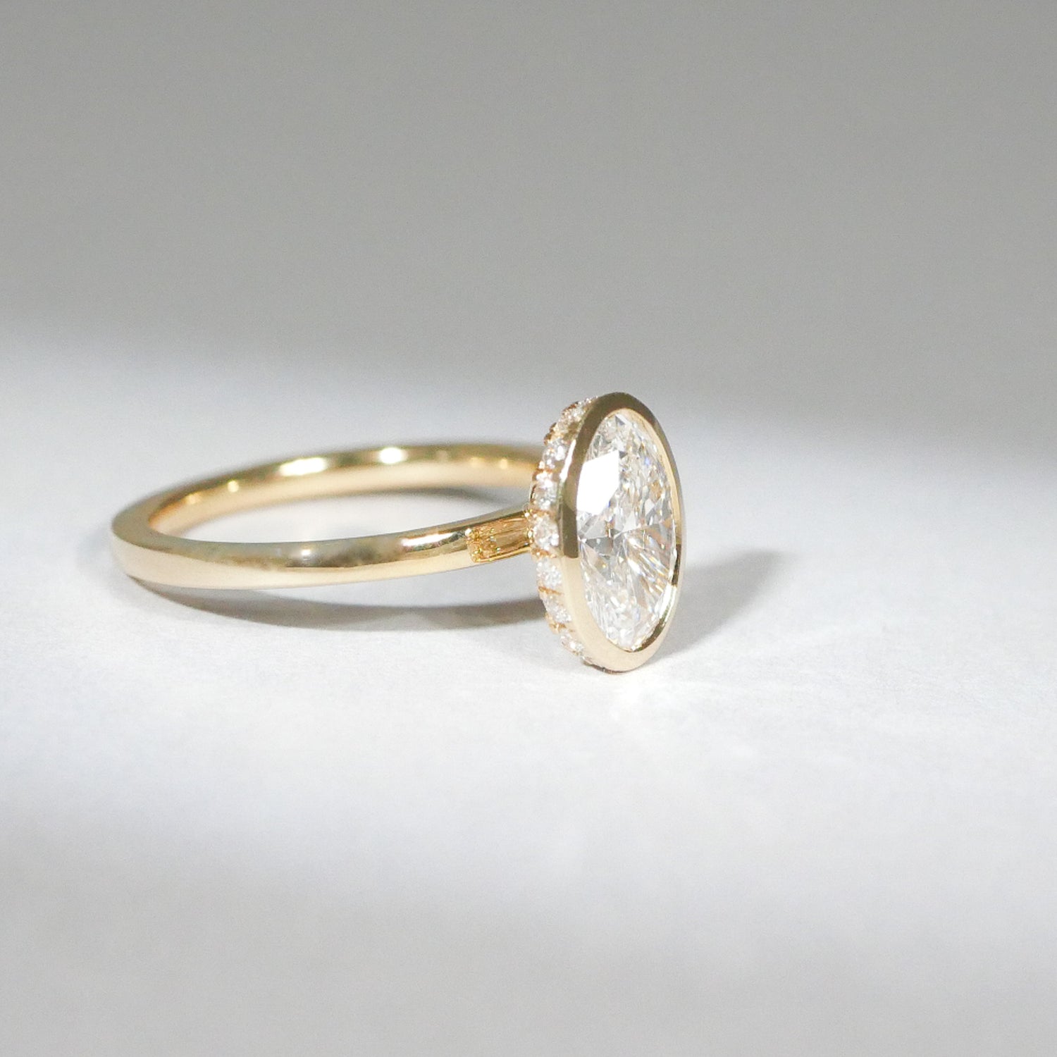 Verlobungsring ovaler Diamant in Zargenfassung