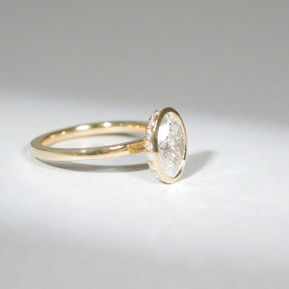 Verlobungsring ovaler Diamant in Zargenfassung