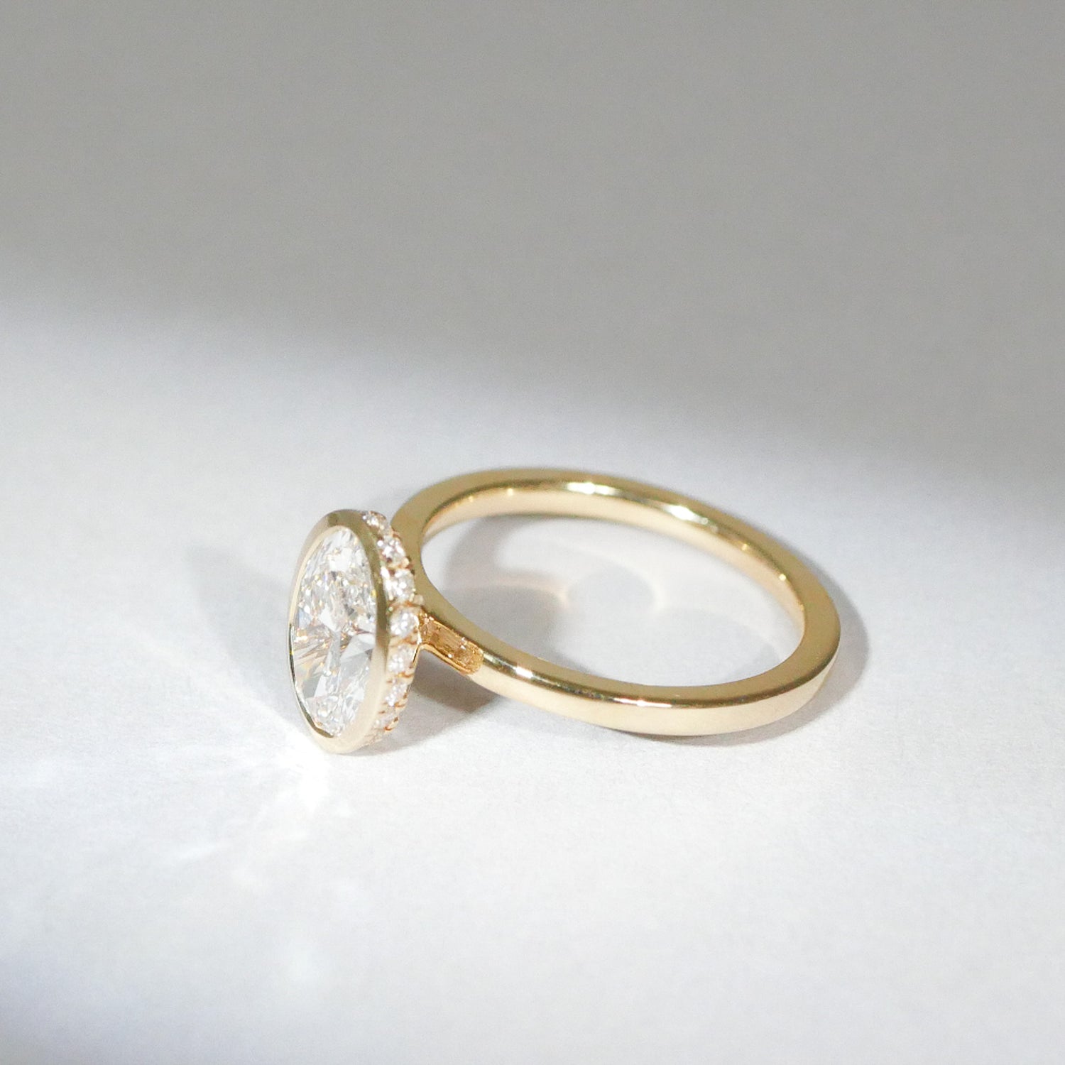 Verlobungsring ovaler Diamant in Zargenfassung