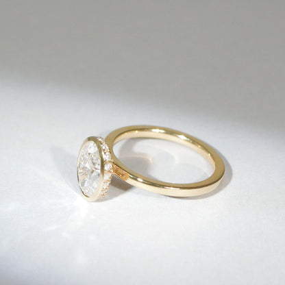 Verlobungsring ovaler Diamant in Zargenfassung