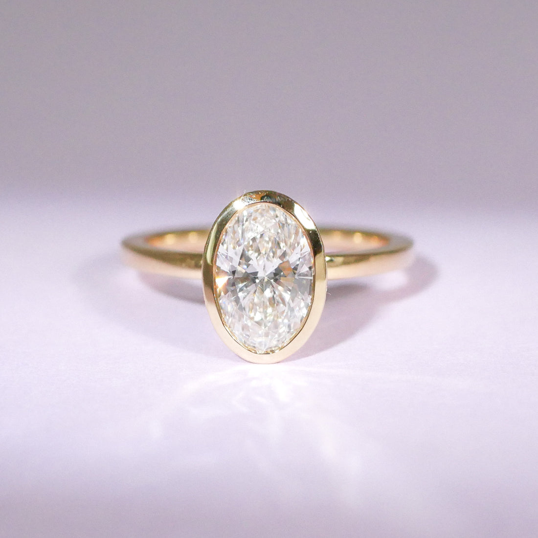 Verlobungsring ovaler Diamant in Zargenfassung