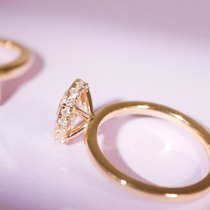 Verlobungsring ovaler Diamant in Zargenfassung