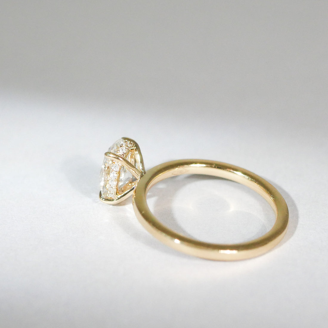 Verlobungsring ovaler Diamant Krappenfassung