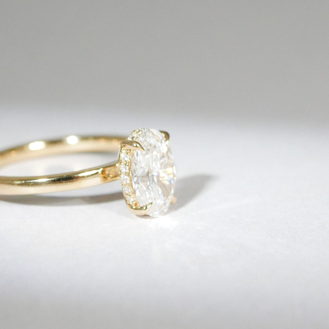 Verlobungsring ovaler Diamant Krappenfassung