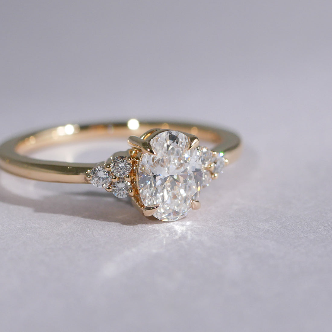 Ovaler Diamantring mit Seitensteinen