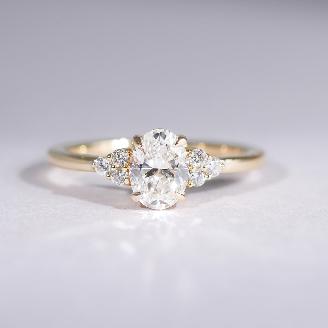 Ovaler Diamantring mit Seitensteinen