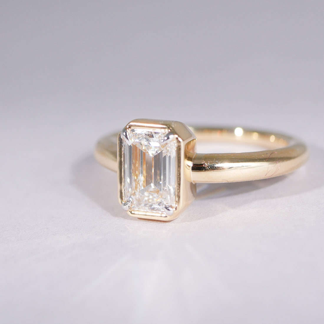 Emerald Cut Diamantring in Zargenfassung