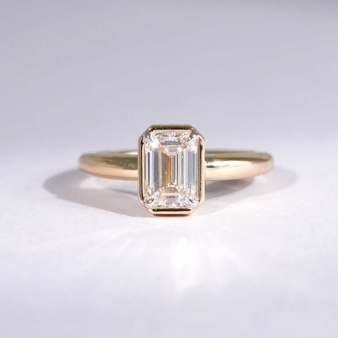 Emerald Cut Diamantring in Zargenfassung