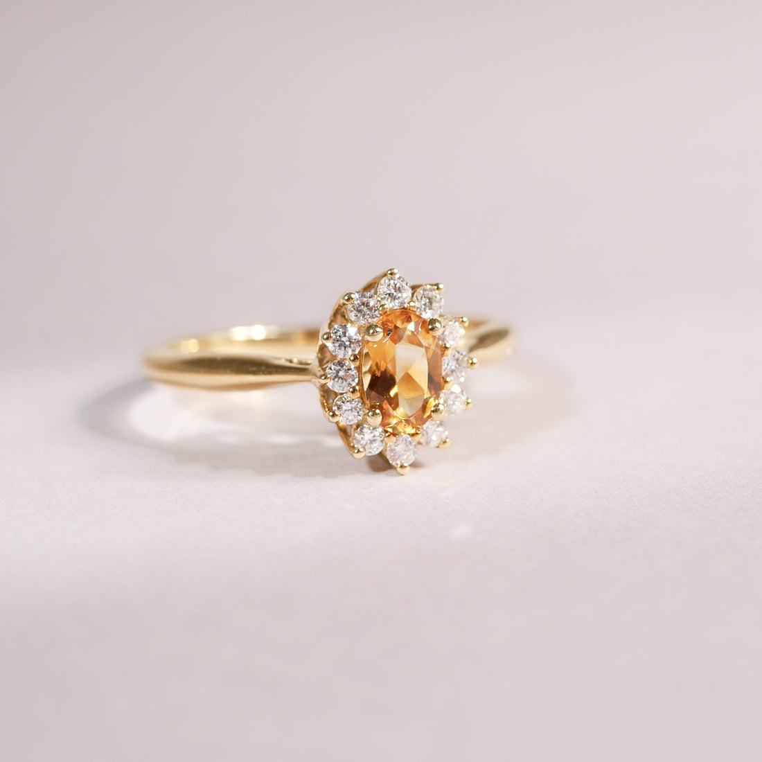 ovaler Citrin Diamant Ring