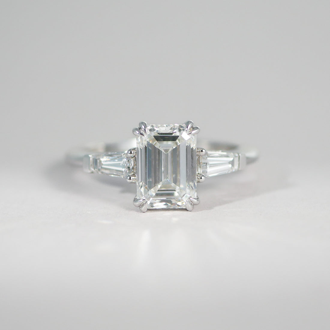 Emerald trapez cut Diamantring