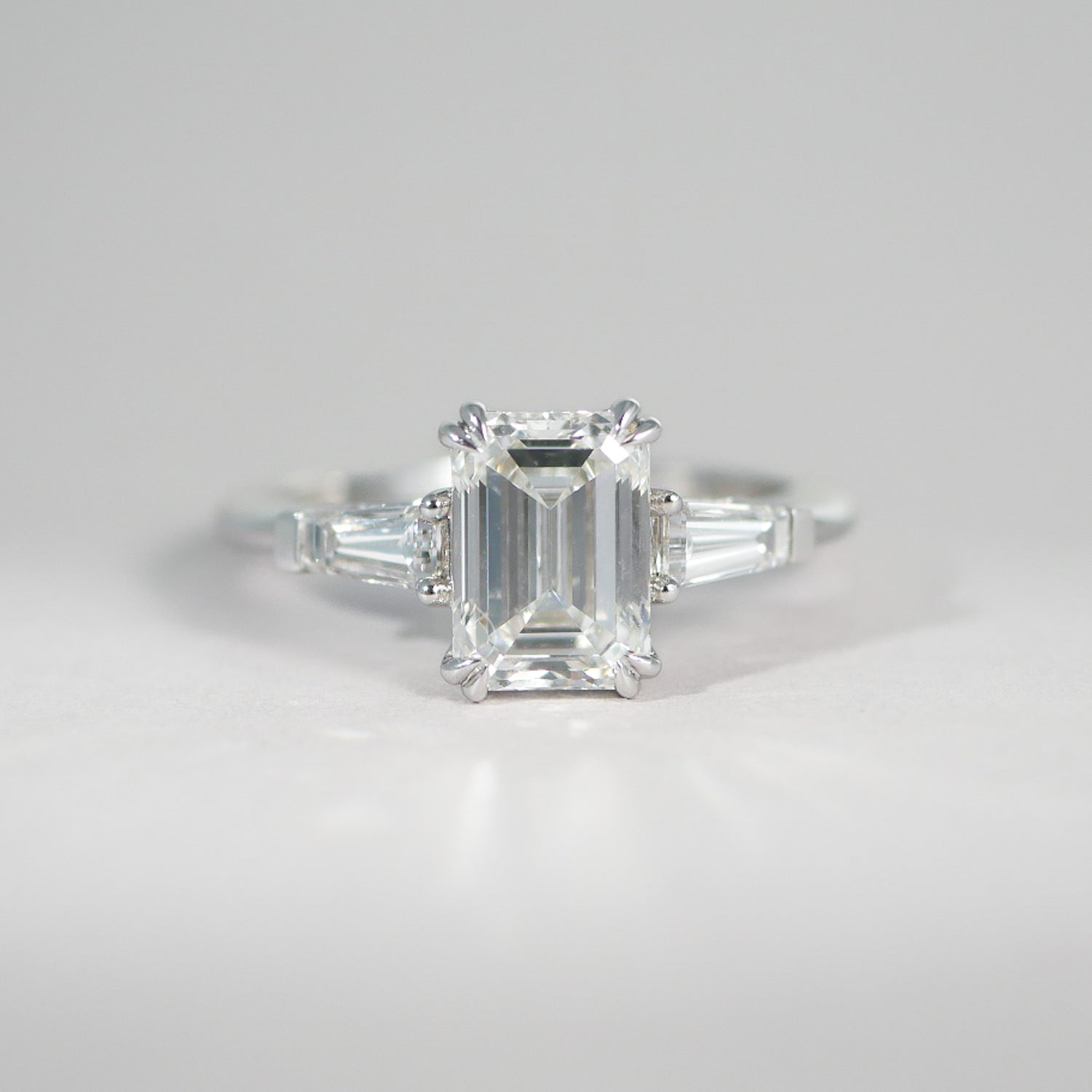 Emerald trapez cut Diamantring