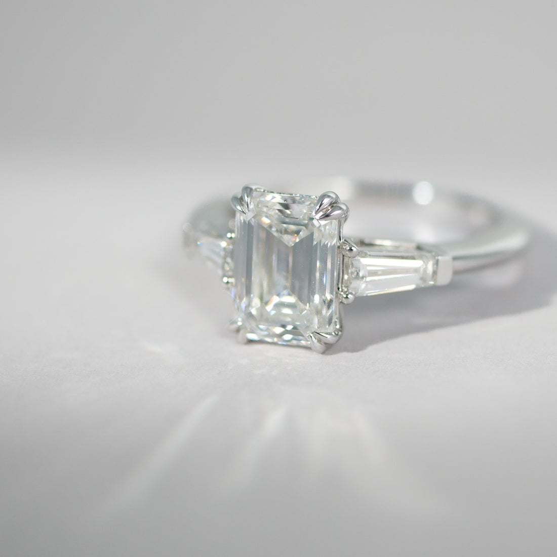 Emerald trapez cut Diamantring