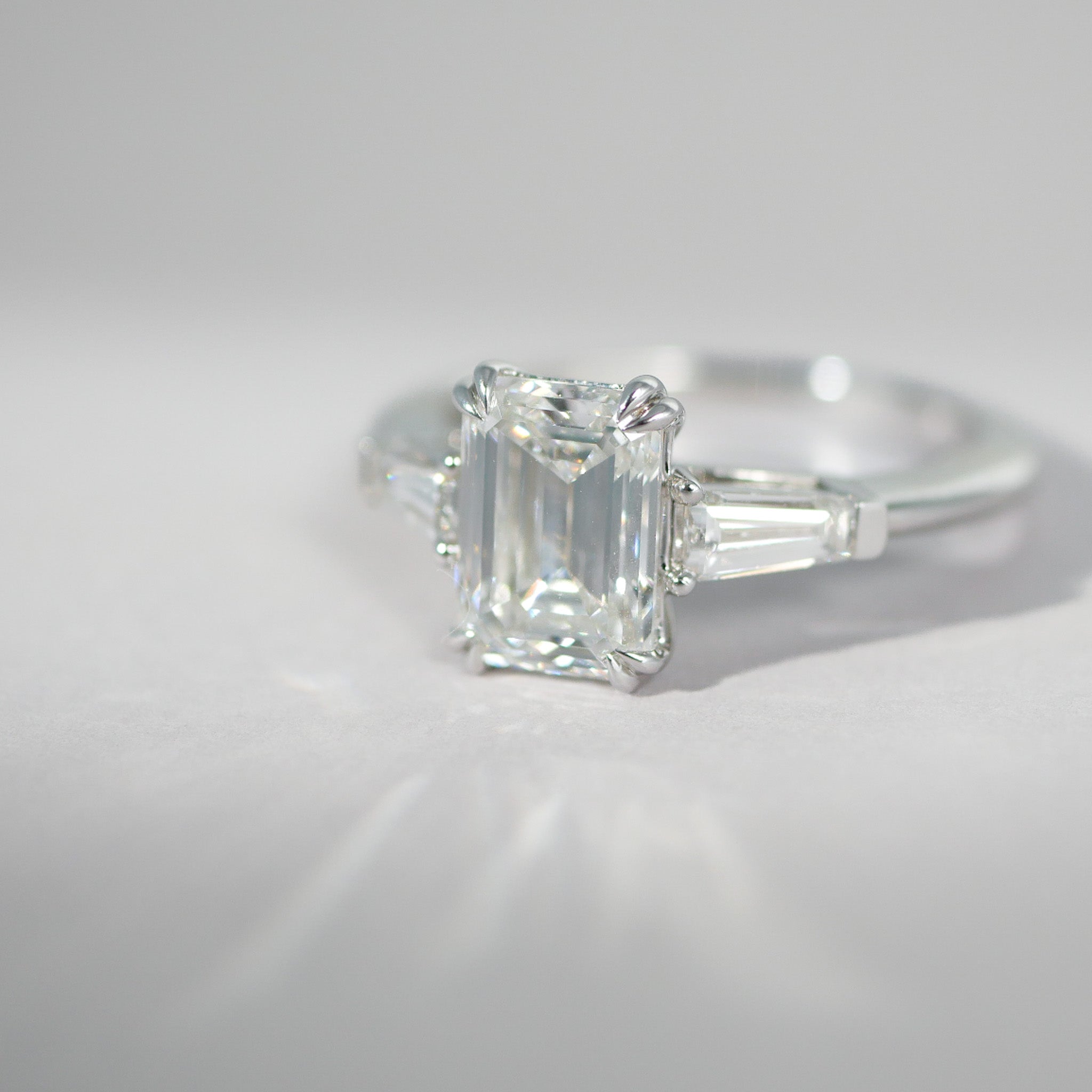 Emerald trapez cut Diamantring