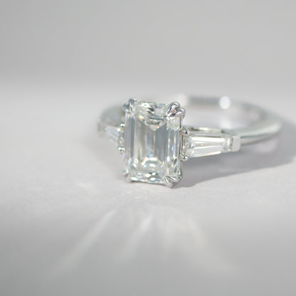 Emerald trapez cut Diamantring