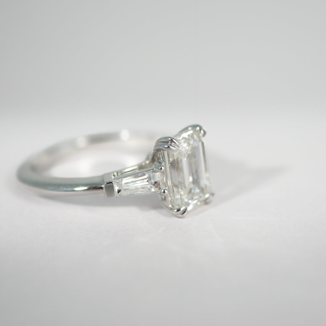 Emerald trapez cut Diamantring