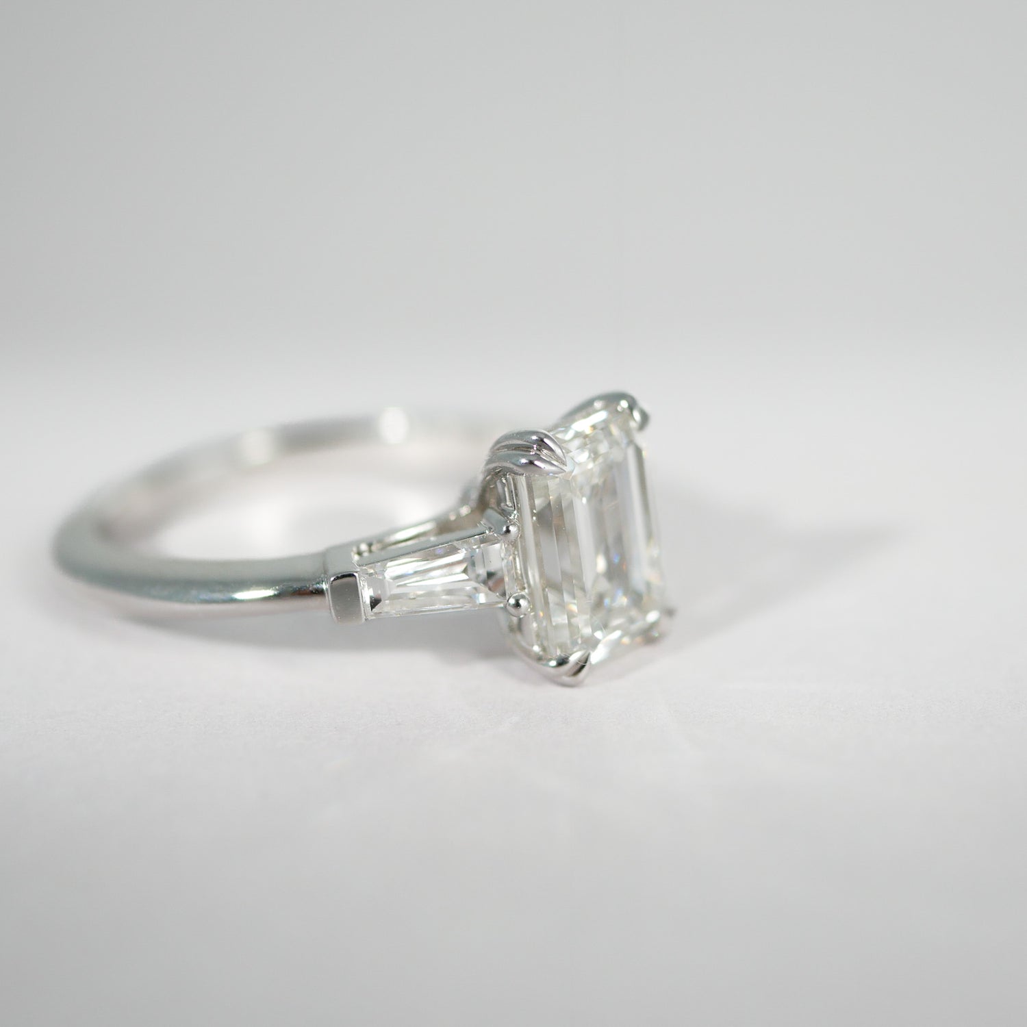 Emerald trapez cut Diamantring