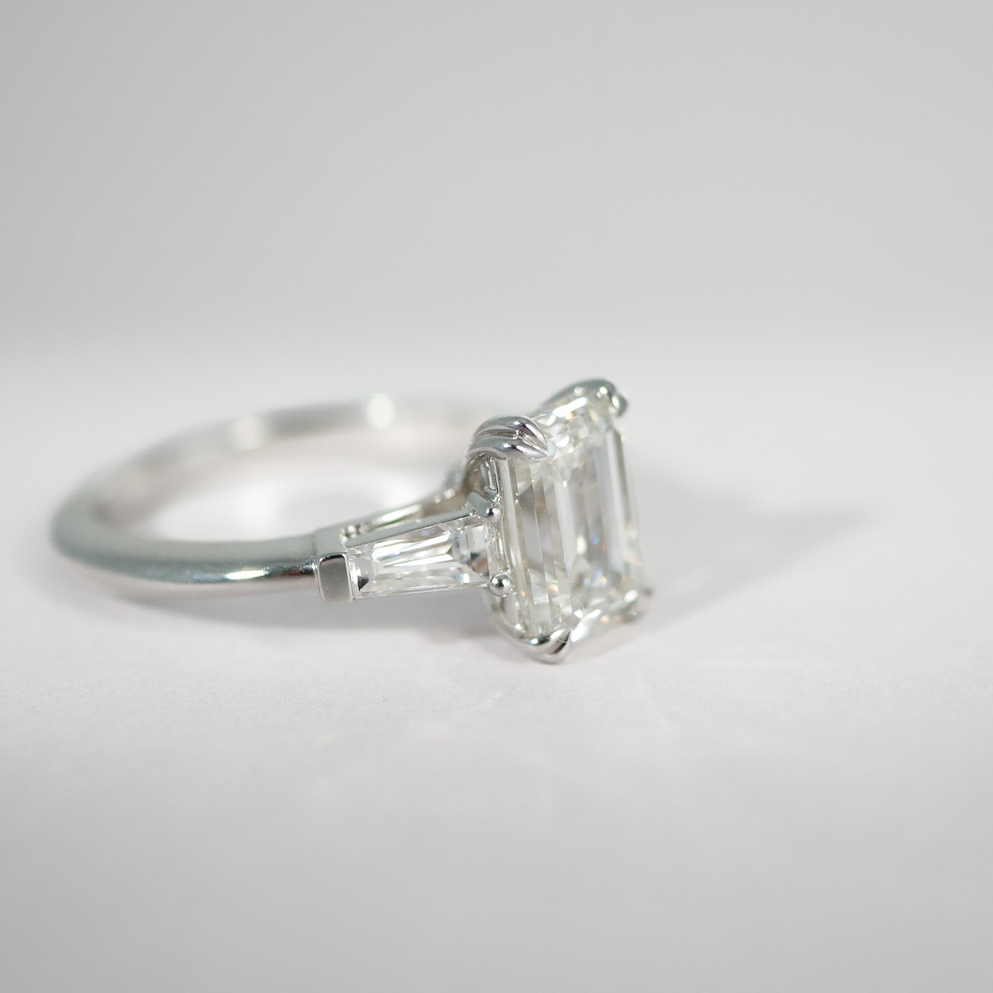 Emerald trapez cut Diamantring